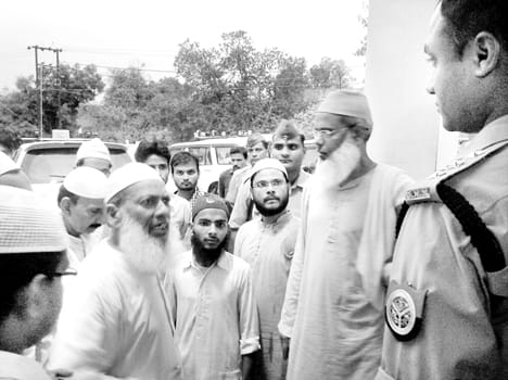 The controversy over the prayer, the two sides reached the police station
