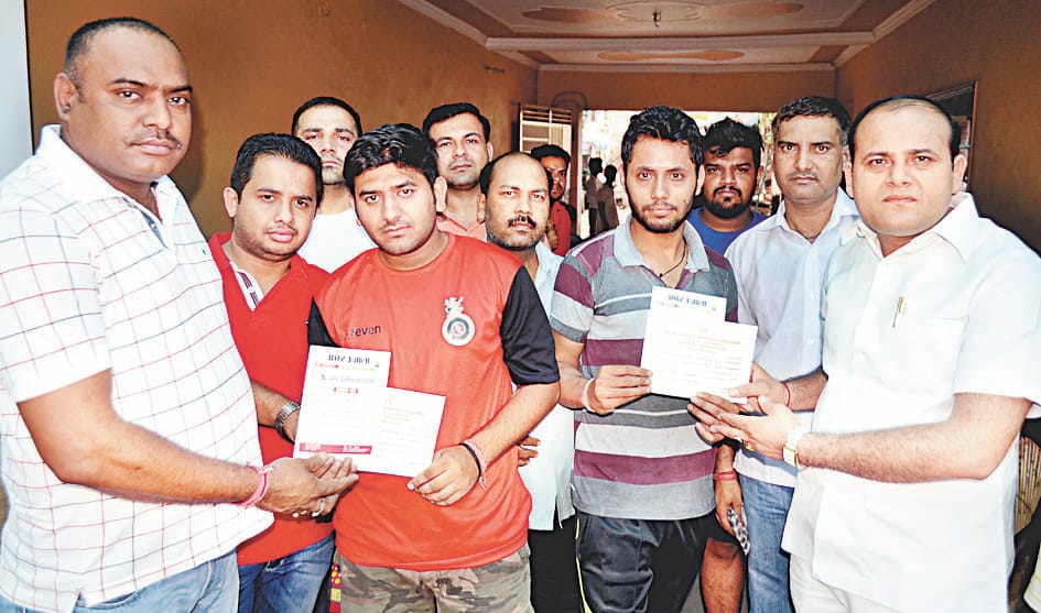 Despite the heavy rain arrived young to donate blood