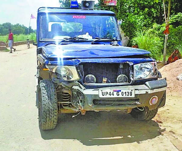 Attack on police team in sultanpur.