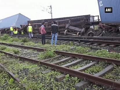 11 wagons of goods train derail in Dahanu