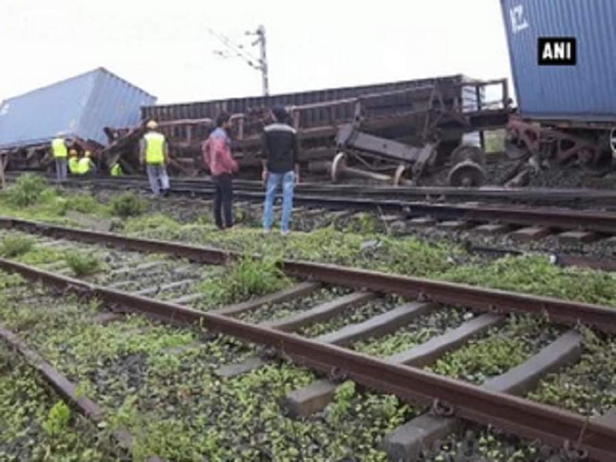 मालगाड़ी पटरी से उतरी