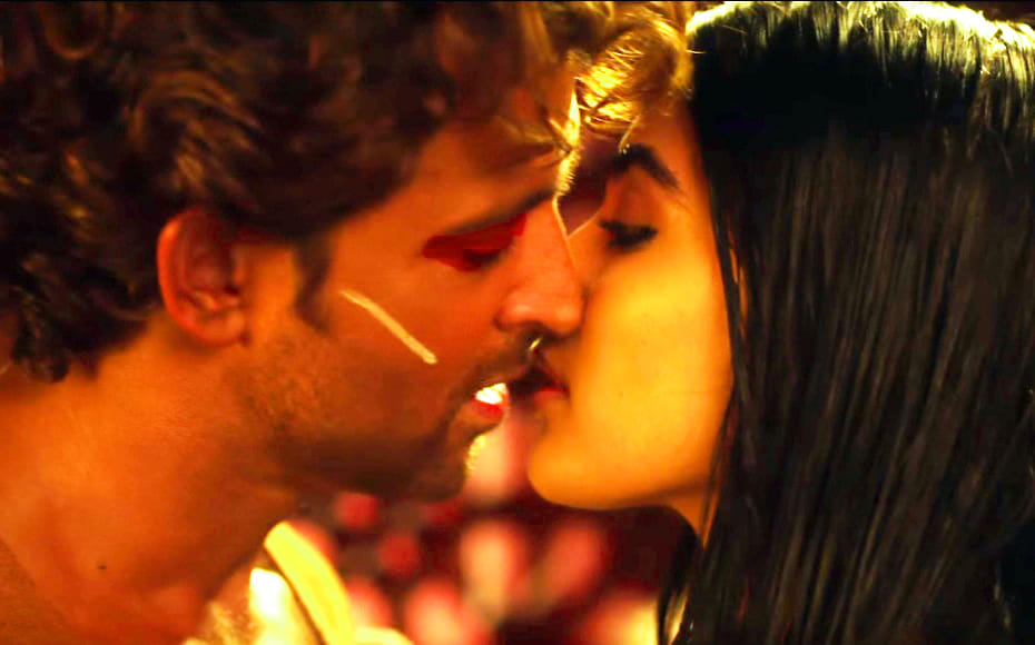 Hrithik roshan and Pooja hegde kiss in Mohenjo Daro