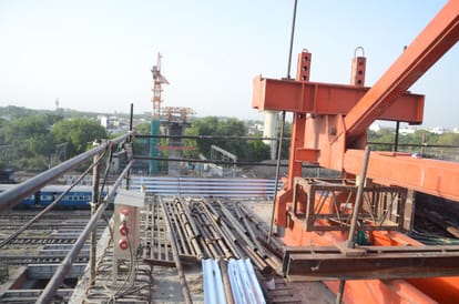 Problems on the way of Lucknow metro.