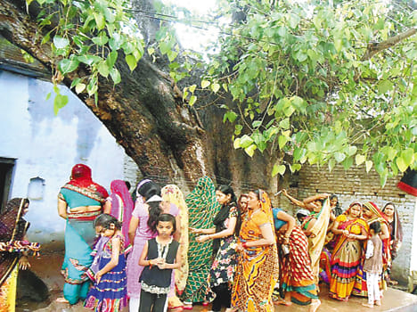 People around the husband's longevity by prayer