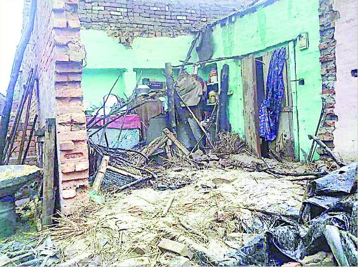 Houses fell, trapped seven people