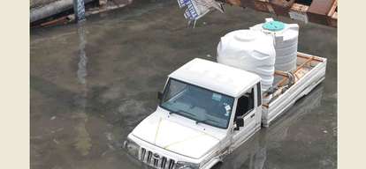 Polls opened roads monsoon rains, due to waterlogging returned vehicle