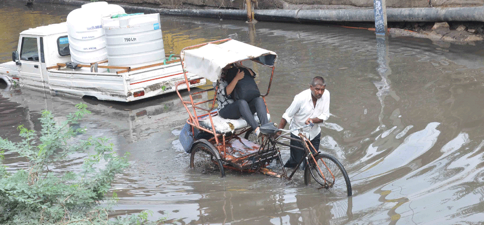 Polls opened roads monsoon rains, due to waterlogging returned vehicle