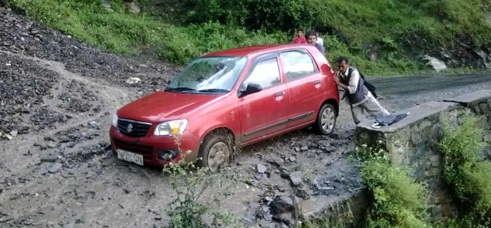 Heavy rainfall in shimla, traffic blocked.