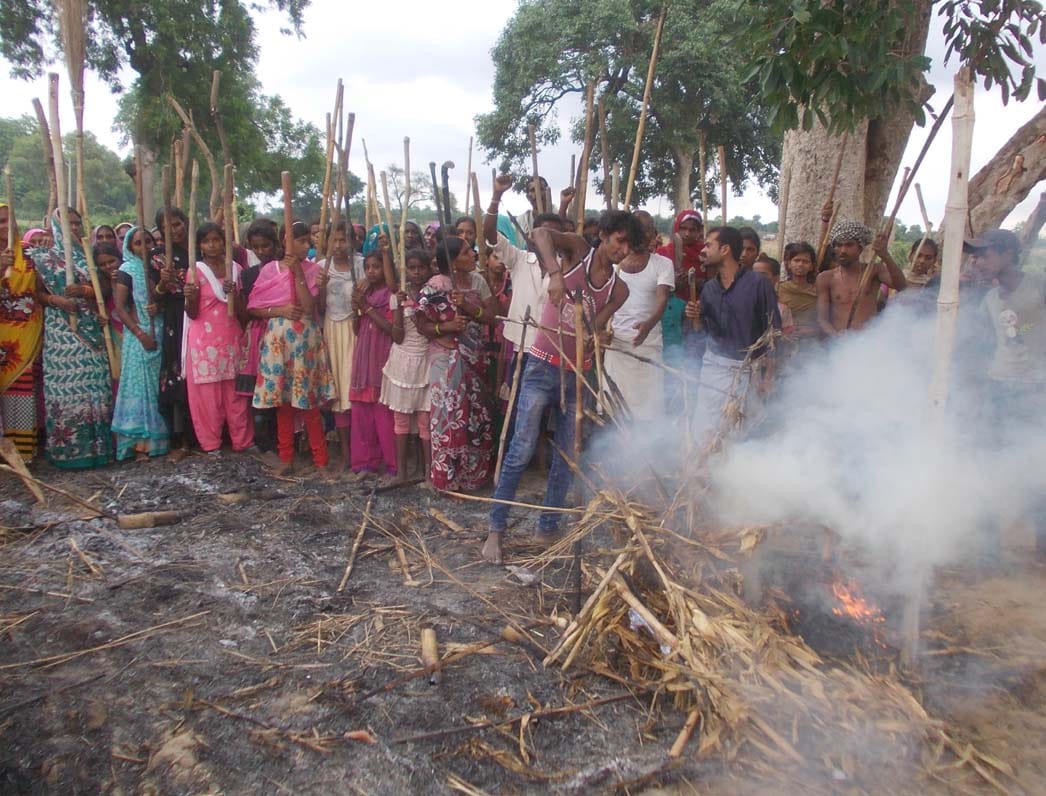 sharab k addon par mahilaon ka dhawa