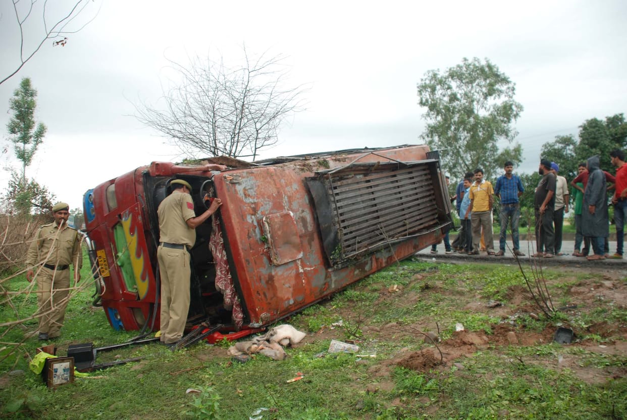 gas tanker collision with mini bus, 18 injured