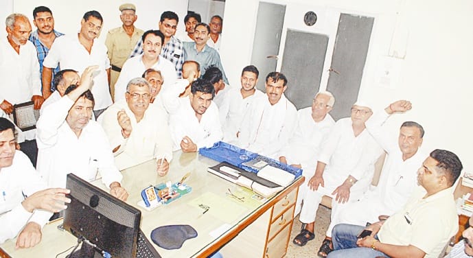 mil officers sitting on dharna