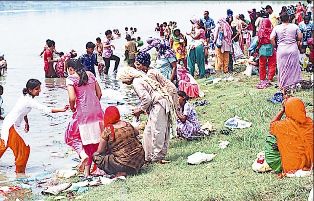 bath in yamuna river on somvati amavasya
