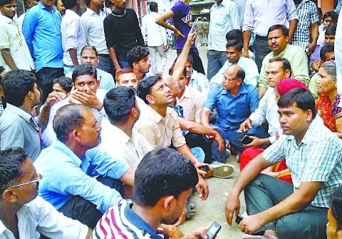  Chairman of the husband and the doctor beaten by supporters , organically
