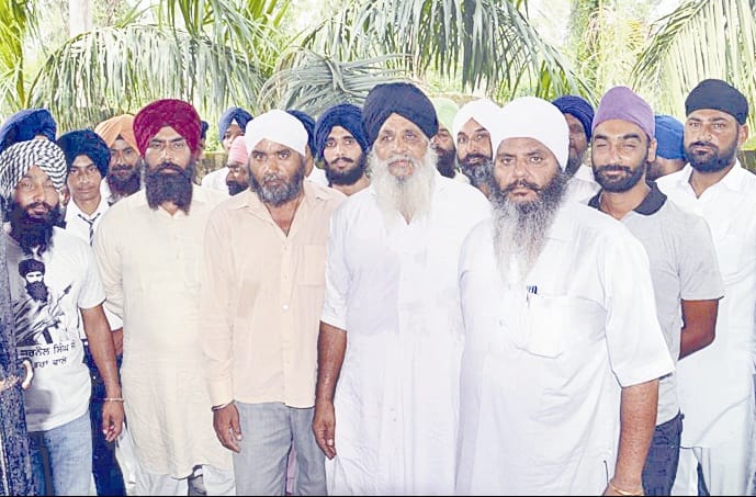 pagdi par pabandi par aapatti