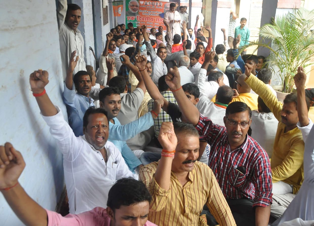 Bamsan residents gheraos SDM office