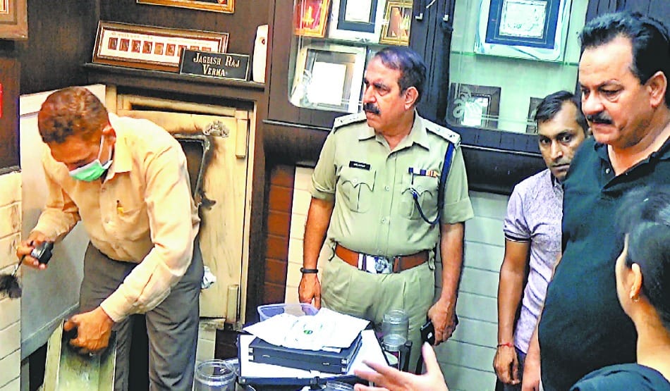  brutal murder of jewellers owner son and robbed of jewellery of 40 lakhs