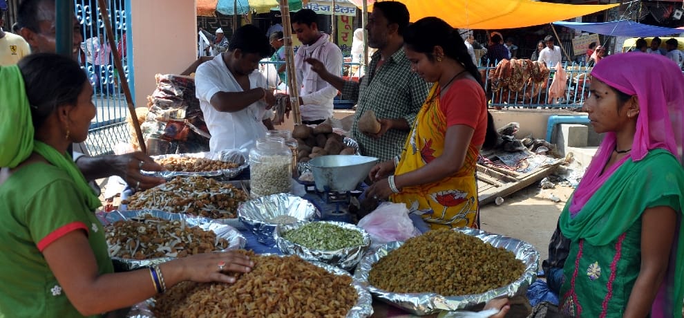 Eid preparations grew lively in the markets, attracted crowds