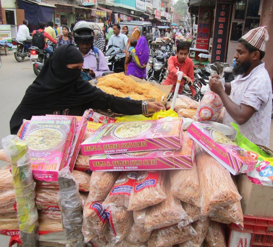 Id: houses, mosques, decorations, markets drew crowds
