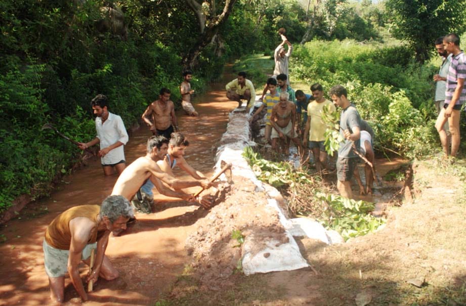 Farmers themselves clear of the canal , the water reaching farms