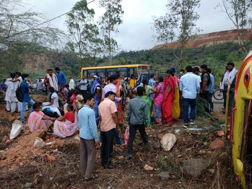 bus turned off, 20 traveller injuried