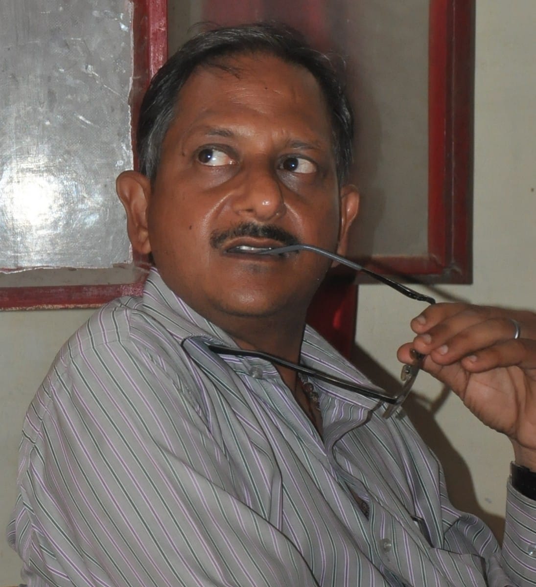 clerk of nagar nigam is arrest taking bribe