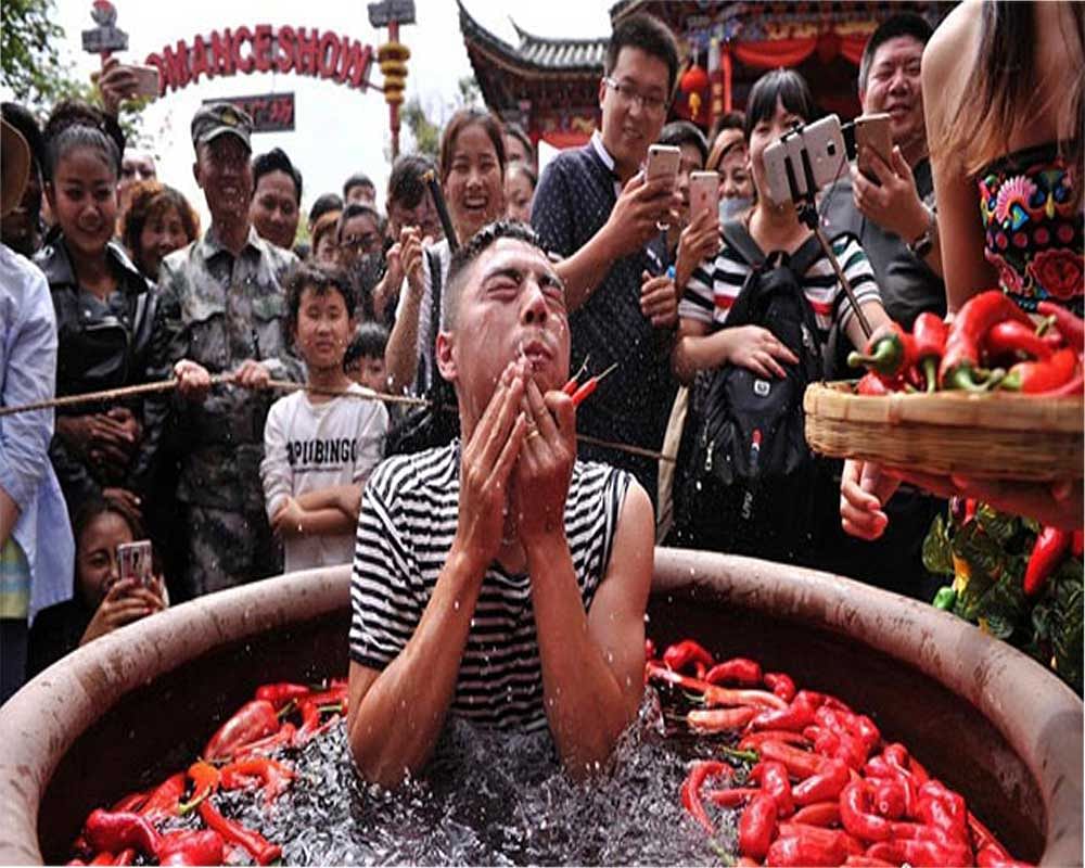 Man Wins Peppereating Contest By Eating 2.5 Kg Chilies In Just 2 Minutes Amar Ujala Hindi