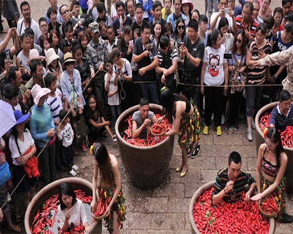 बस दो मिनट में खा गया ढाई किलो मिर्च, देखकर आप भी करेंगे तौबा Man