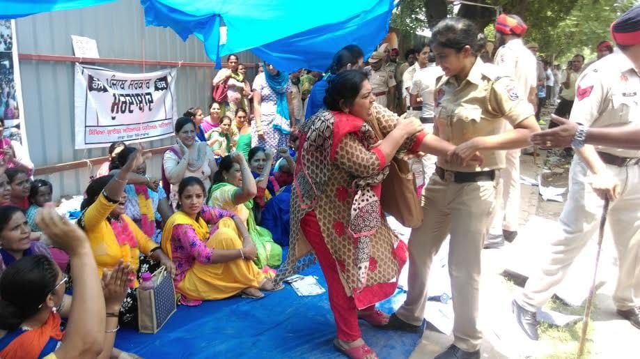 mohali lady police clash with protestive lady teachers in mohali