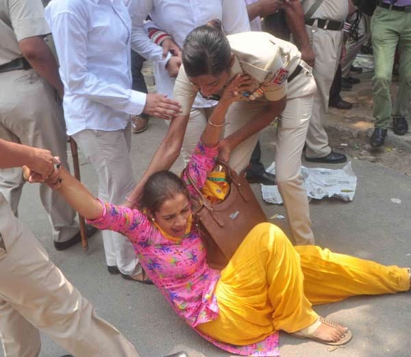 mohali lady police clash with protestive lady teachers in mohali