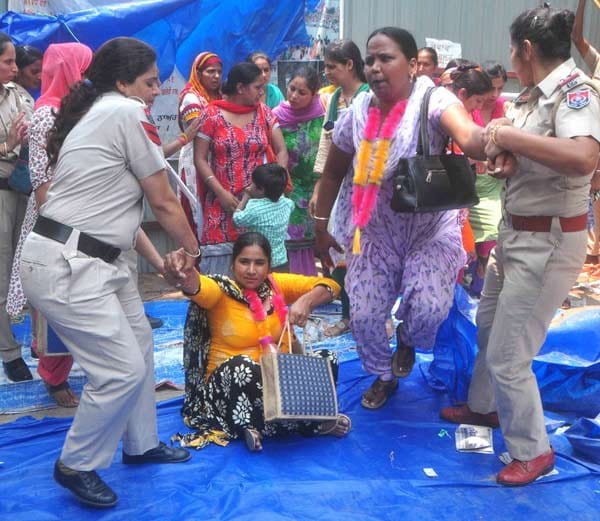 mohali lady police clash with protestive lady teachers in mohali