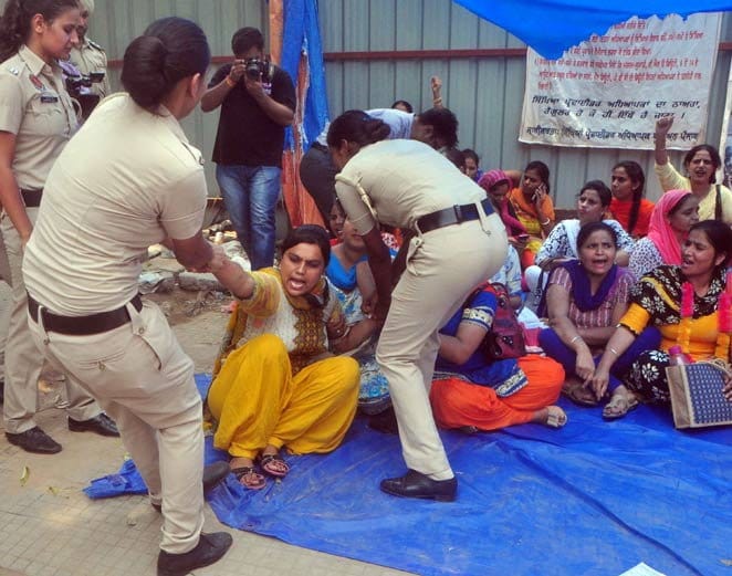mohali lady police clash with protestive lady teachers in mohali