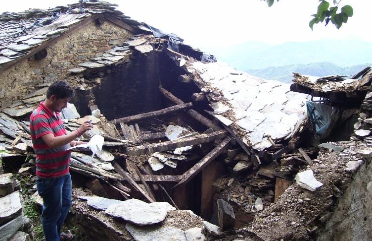 Two houses collapsed in Amuli