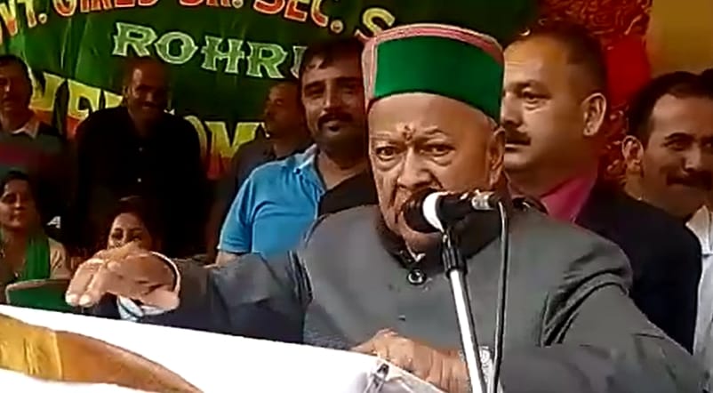 CM Virbhadra Singh Got angery with PWD officers at Rohru.