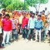 रोष जताते हिंदू संगठन के कार्यकर्ता।
