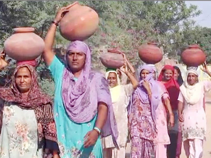  Alisher village, poor water tank, women, worried, Sangrur