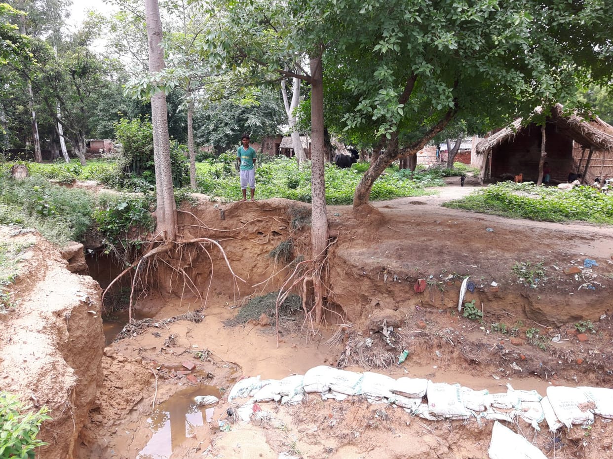 Dalit colony in the ground to hold the district in the neighborhood