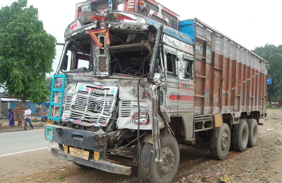 Collision of two trucks, driver killed