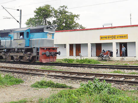 Black Hat maintains a speed of trains