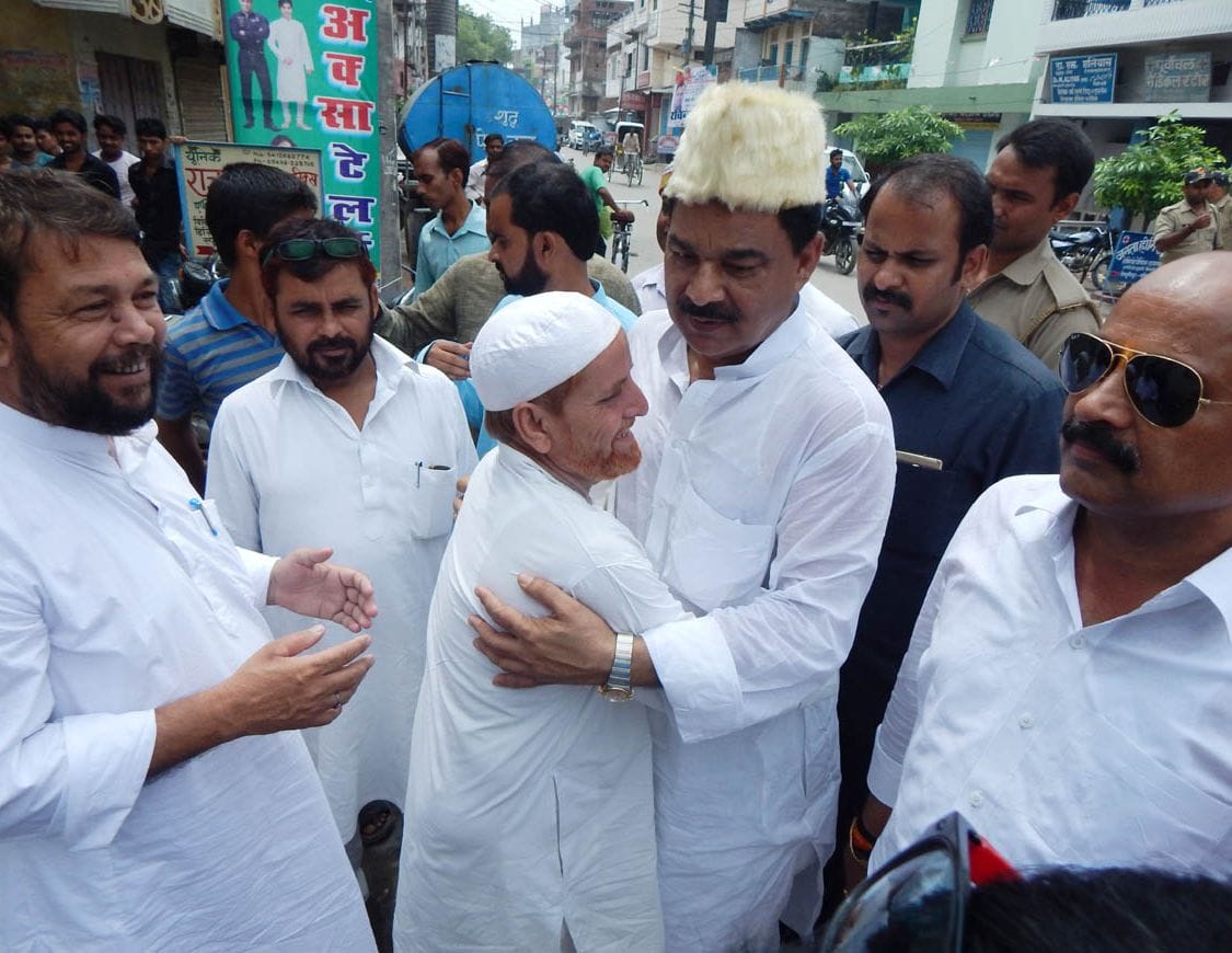 Kahin aaj mani kahin kal manegi eid