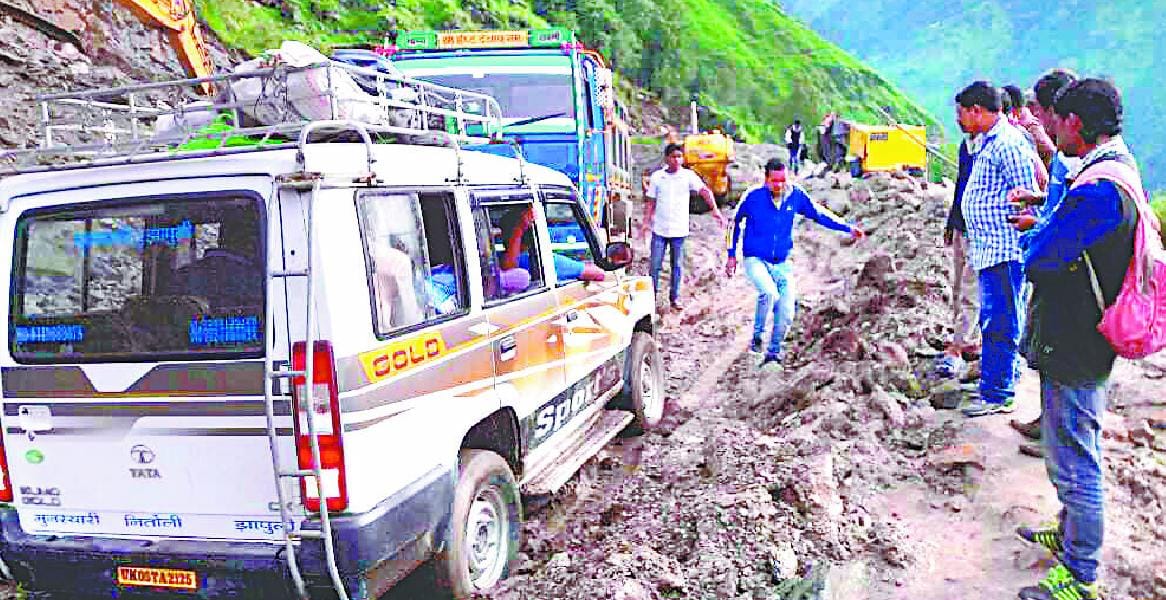 Jauljibi Munsyari-trapped vehicles on the road