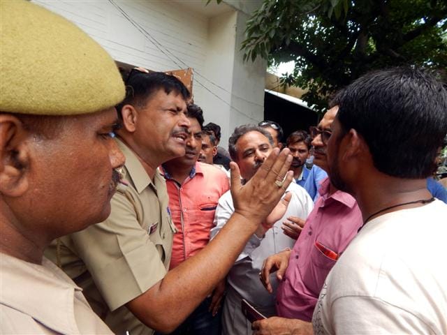 two community people clashes in sikandrarao
