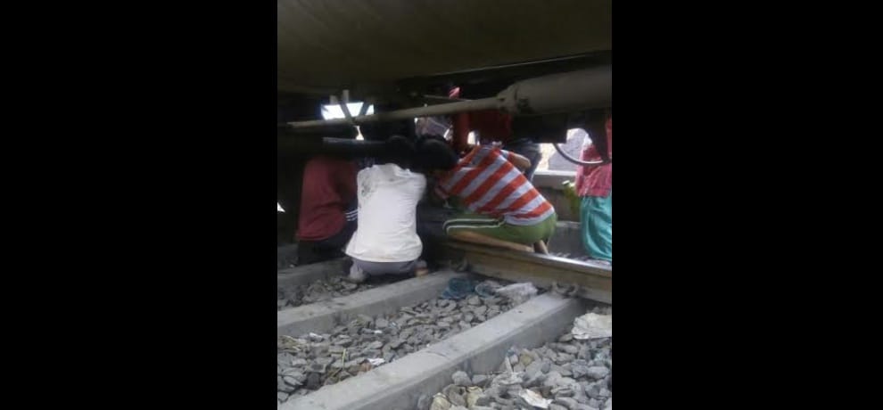 petrol leaks from wagon, people fills and ran away
