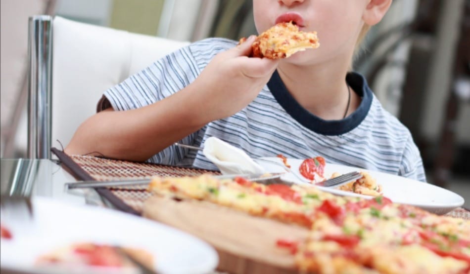eating fast food reduce your life expectancy and years, pizza and fast foods are very harmful
