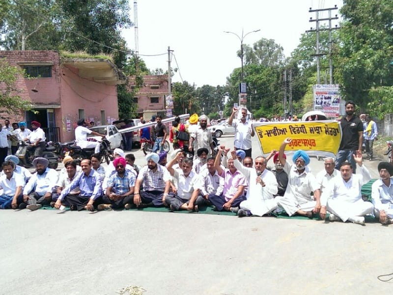 protest, gurdaspur protest, protest in front of police station, gurdaspur, amritsar