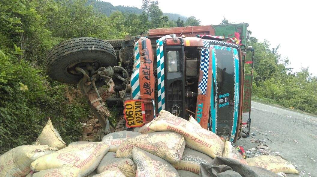 Reflex truck on the highway, the driver operator injured