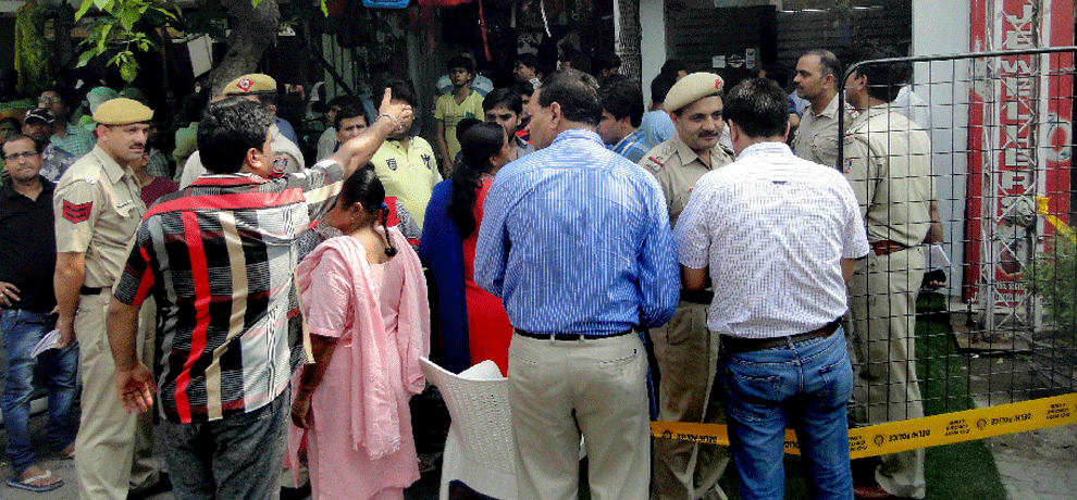 10 minutes three crore robbery in broad daylight, female employees made mortgages