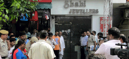 10 minutes three crore robbery in broad daylight, female employees made mortgages
