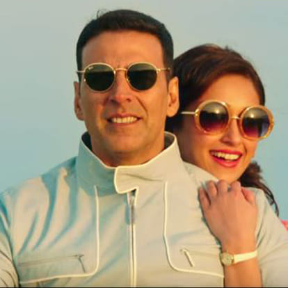 akshay kumar doing romance in rustom