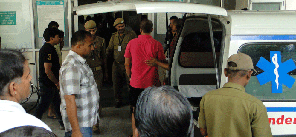 samajwadi party leader brother shoots himself