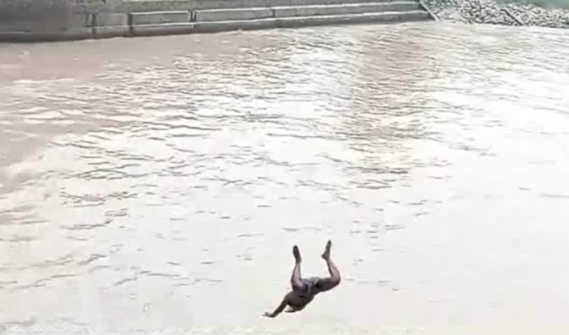 youth swept in ganga river